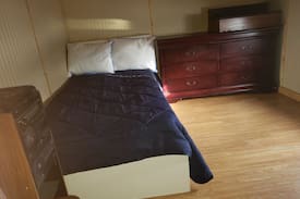 Coronation House | Suitable for Workers and Hunters!