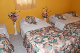 Gall Hill House | Jo J's Hostel 10 MIN FROM AIRPORT US Embassy