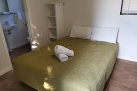 Goulburn Cabin | Willows Caravan Park Self contained New Cabin