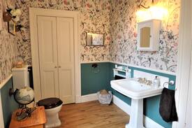 Tillicoultry Bed & Breakfast | Large en-suite with self-catering hot breakfast