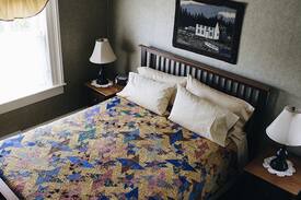 Trinity Bed & Breakfast | Maidment House B&B Gardenview room central Trinity