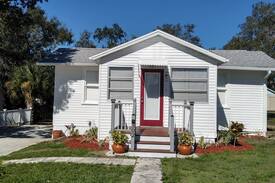Sebring House | Chill and Relax at the Little White House