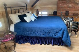 East Dubuque Bed & Breakfast | Captain Merry Mansion- Egyptian Suite