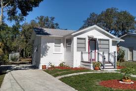 Sebring House | Chill and Relax at the Little White House