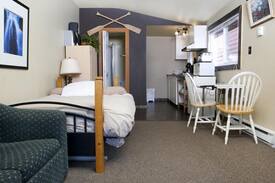 Port Renfrew Cabin | Captain's Quarters: Port Renfrew Accommodations