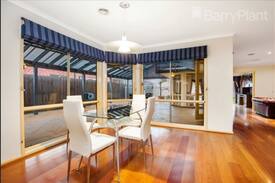 Hoppers Crossing House | Affordable resort style accommodation - 3