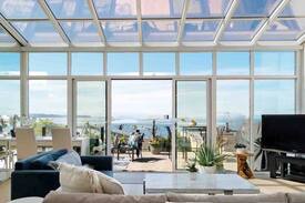 White Rock House | Luxurious 5 Star Ocean View~Braveheart Beach House