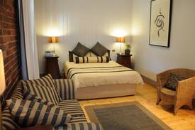 Yea Hotel | 2 Victorian Suite - Yea Peppercorn Hotel