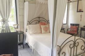 Pine Gardens House | Pearl Suite in the Hummingbird Apartment