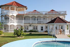 Greenwood House | Flamingo Beach Villa