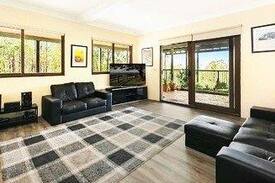 Vacy Cabin | Tuckeroo Retreat- Private courtyard & pool table