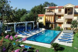 Radanovici Apartment | Cozy Apartment With Pool, Jacuzzi and Terrace