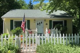 New Buffalo Cabin | The Lemonade Cottage, New Buffalo. Walk to beach!