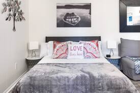 Marina Peninsula Apartment | Venice Beach Cottage Studio & Lush Backyard