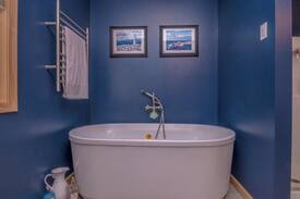 Jackson Villa | Luxury chalet near StoryLand w/fireplace-3 br;2+ba
