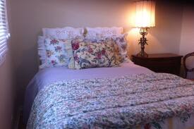 Niagara Falls House | Niagara Falls - Double Bed in a Sunlit Room