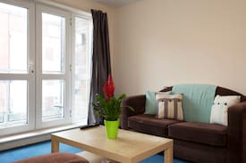 Butetown Apartment | Cosy Flat Walk to Cardiff Centre