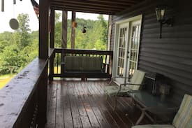 Campbellsville House | Hilltop Hideaway
