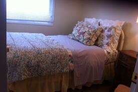 Niagara Falls House | Niagara Falls - Double Bed in a Sunlit Room