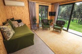 Albert Town Cabin | Koliba. Stylish & tranquil. Self isolation welcome