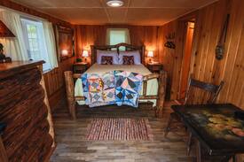 Cody Cabin | Cozy rustic cabin 5 min from Cody 1