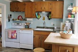 Frankfort Cabin | Bluebird Cottage - walk to beach & Main St.