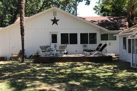 Healdsburg House | The Duck Farm Close to HBG Square