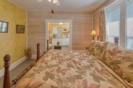 Downtown Dunedin Apartment | PLANTATION · Plantation MERANOVA APT B&B POOL MAIN st DUNEDIN!