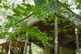 Raymond Cabin | Treehouse cozy cottage on babbling brook