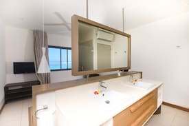 Blue Bay Villa | 3BR Villa on the beach in Pointe d'Esny