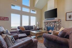 Garden City House | Expansive cabin w/ deck, lake/mountain views & Ping-Pong table!
