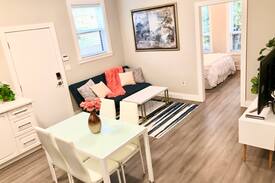 White Rock House | New Modern 2 Bedroom Suite near White Rock Beach