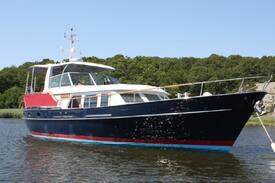 Clinton Boat Rental | Stay-aboard trawler New Moon or cruiser White Bear