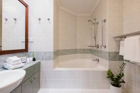 Clifton Beach Apartment | 1BR Luxury Suite - Villa 3, Villa Beach Palm Cove