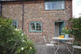 Little Thornage House | Honeysuckle Cottage, Little Thornage, Holt