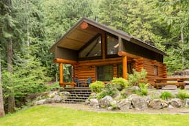 Pemberton Cabin | Lakefront Private Log Cabin - The Hummingbird