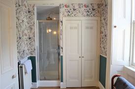 Tillicoultry Bed & Breakfast | Large en-suite with self-catering hot breakfast