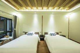 Heshun Hotel | 和顺镇归田民宿（Guitian inn)一楼园景豪华家庭房/带浴缸/临近野鸭湖/免费接机