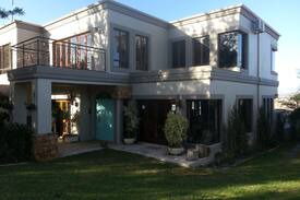 Caledon House | Amazing view from a modern loft