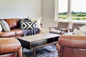 Jordan Station Villa | The Vineyard Villa of Alvento Winery: KING SUITE