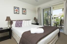 Main Beach Apartment | Chidori Court - Beautiful Garden/Pool view 2 Brm