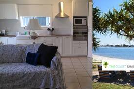 Southport House | Coast Shack 5 minutes walk to Ocean & Broadwater
