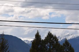 East Kootenay Cabin | The Lily Pad with Beach Access