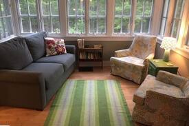Frankfort Cabin | Bluebird Cottage - walk to beach & Main St.