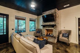 Pickens Cabin | 5+ Bedroom Modern Farmhouse Cabin - Aspen Creek Lodge is a relaxing retreat tucked away in the Towering Pines of Timber Creek Trails.