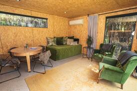 Albert Town Cabin | Koliba. Stylish & tranquil. Self isolation welcome