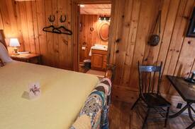 Cody Cabin | Cozy rustic cabin 5 min from Cody 1