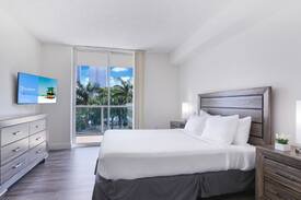 Sunny Isles Beach Apartment | Stunning Location! 2BD Modern Condo w Balcony
