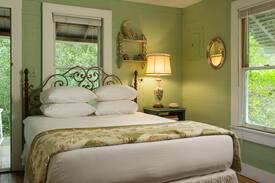 Cat Spring House | Charming 2BD Bungalow With Private Hot Tub
