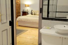 Yea Hotel | 2 Victorian Suite - Yea Peppercorn Hotel